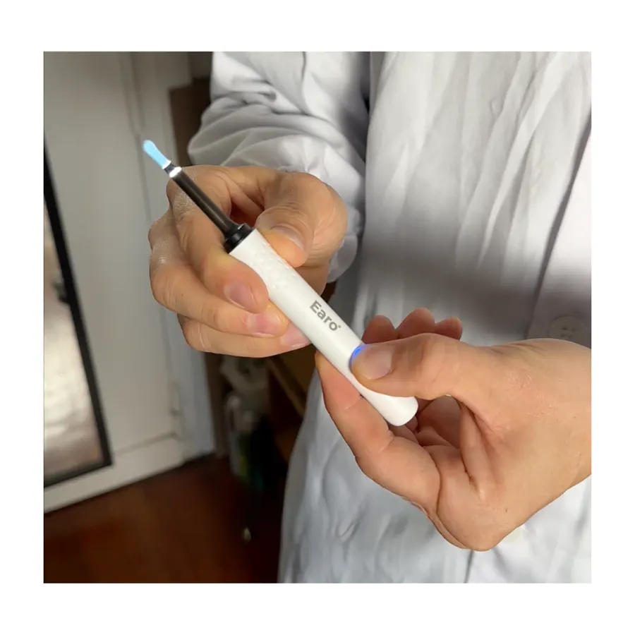 Earo Vision tenu par un professionnel de santé
